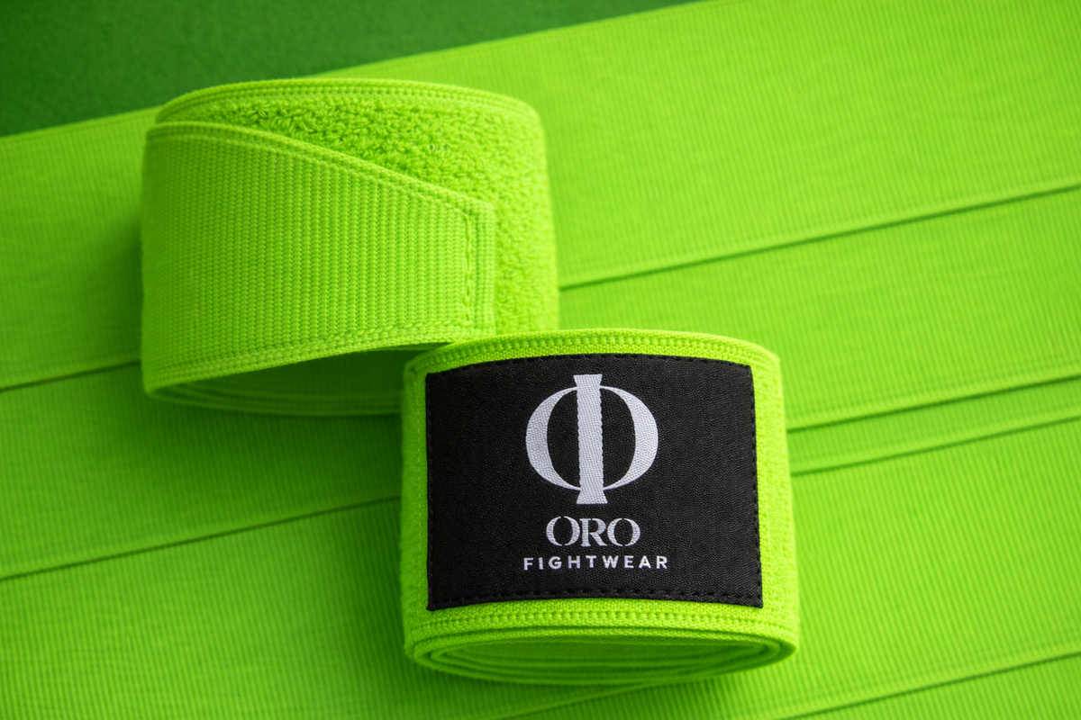 Detalle de la etiqueta ORO sobre el tejido verde