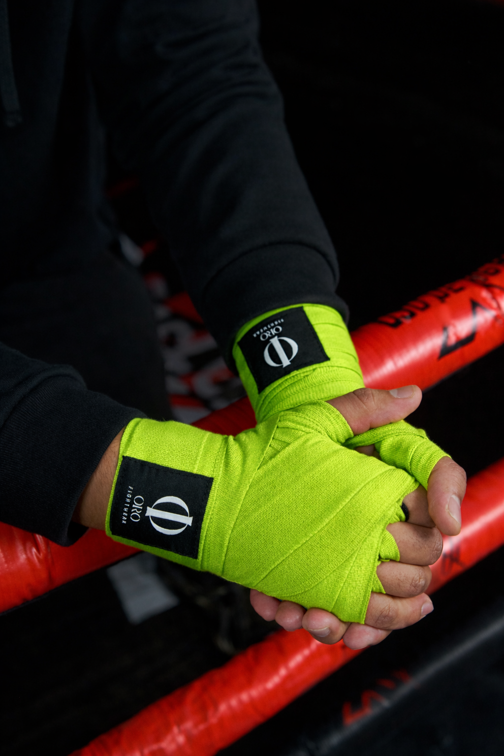 Manos vendadas con las vendas Verdes ORO en el ring