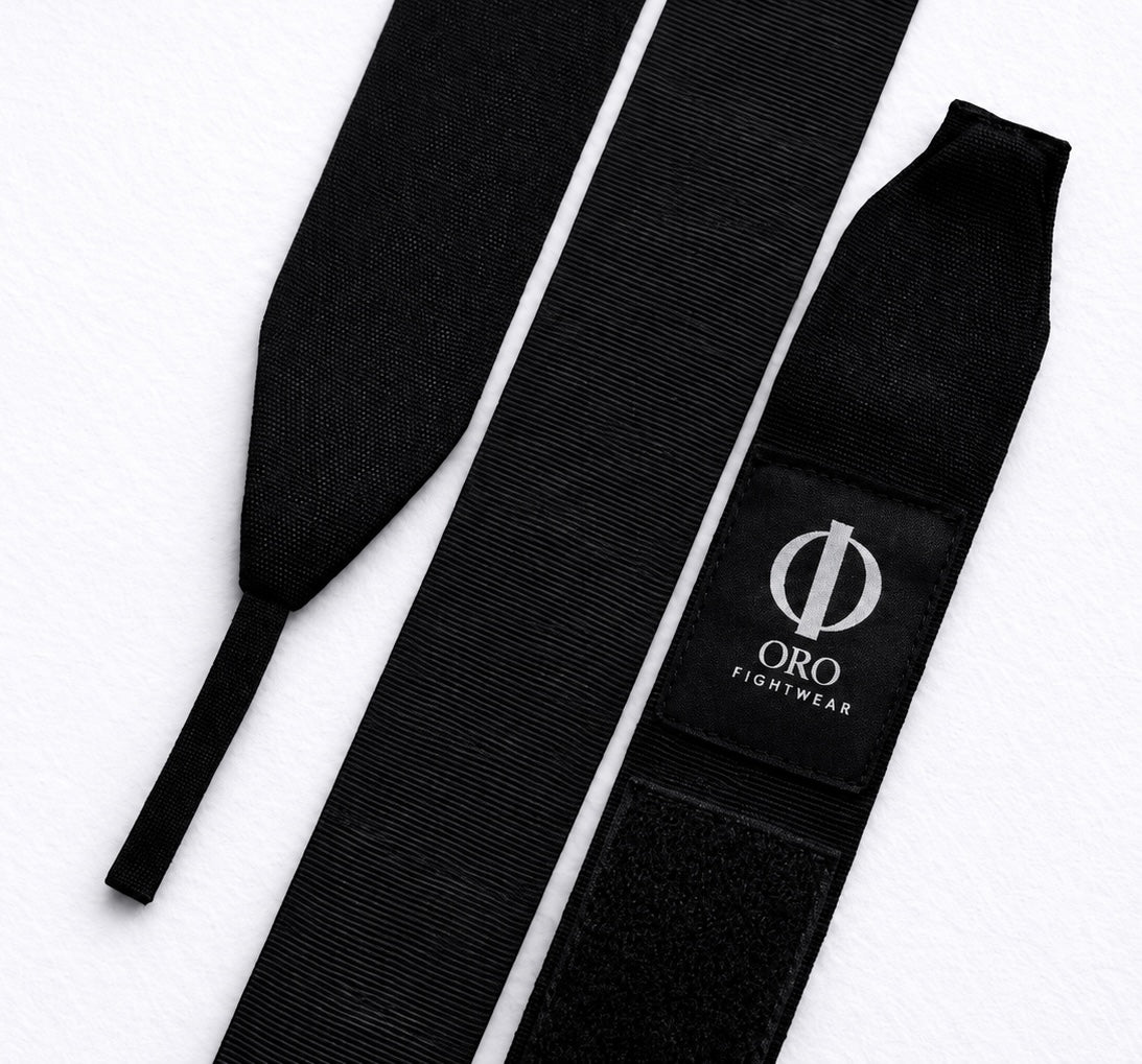 Detalle del tejido, la etiqueta ORO y el velcro de las vendas Negras