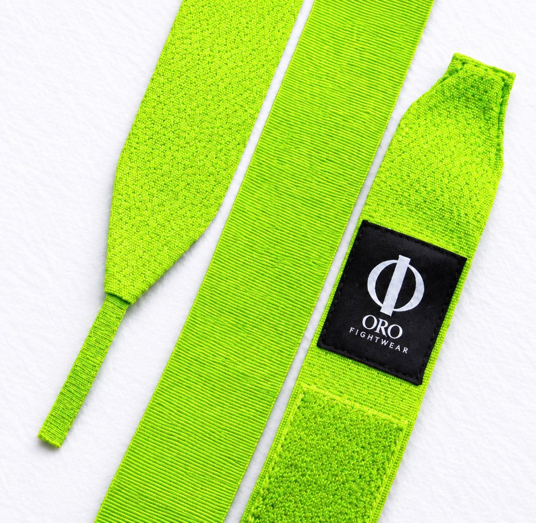 Detalle del tejido, la etiqueta ORO y el velcro de las vendas Verdes