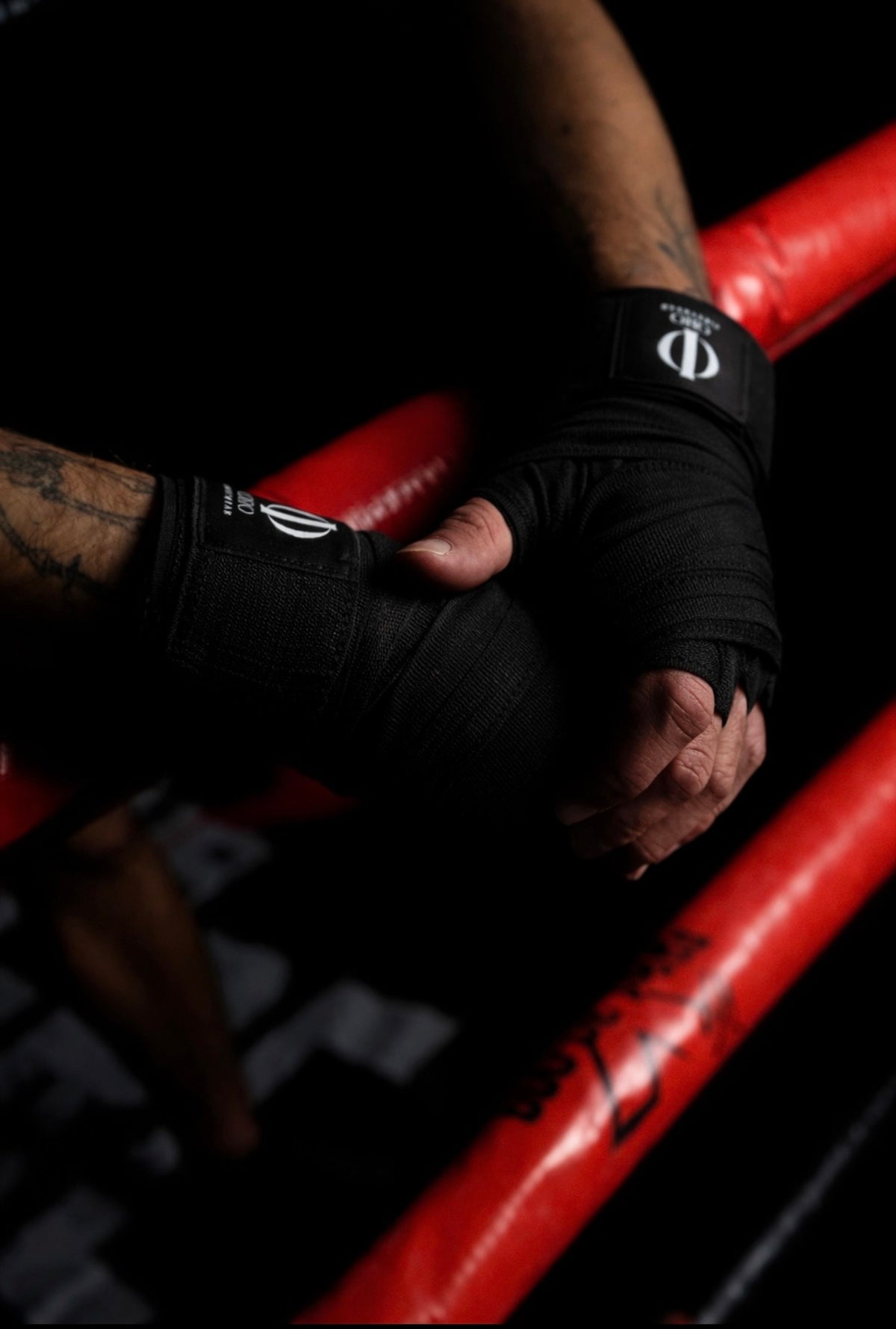 Manos con vendas Negras ORO puestas dentro del ring